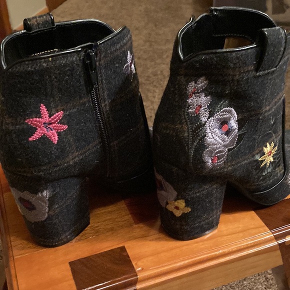 INDIGO RD. FLOWERED FABRIC ANKLE BOOT. SIZE 7.5. Too cute!!!!! EUC - Picture 5 of 12